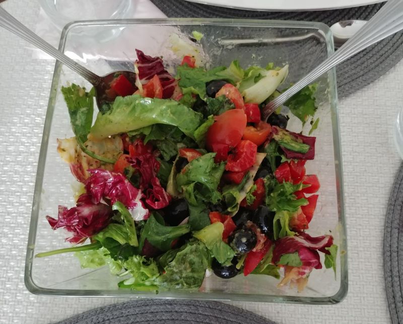 Szybka sałatka z dressingiem ziołowym