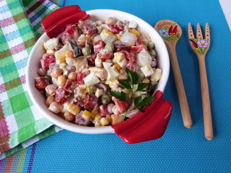 Szybka sałatka z kabanosami