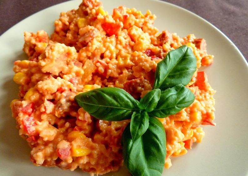 Szybka sałatka z kaszą kus-kus i kabanosami Szybka sałatka z kaszą kus-kus i kabanosami