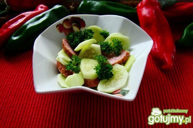 Szybka sałatka z kiełbasą 