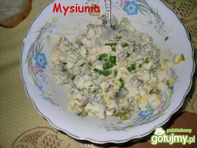 Szybka sałatka z kiszonych ogórków 