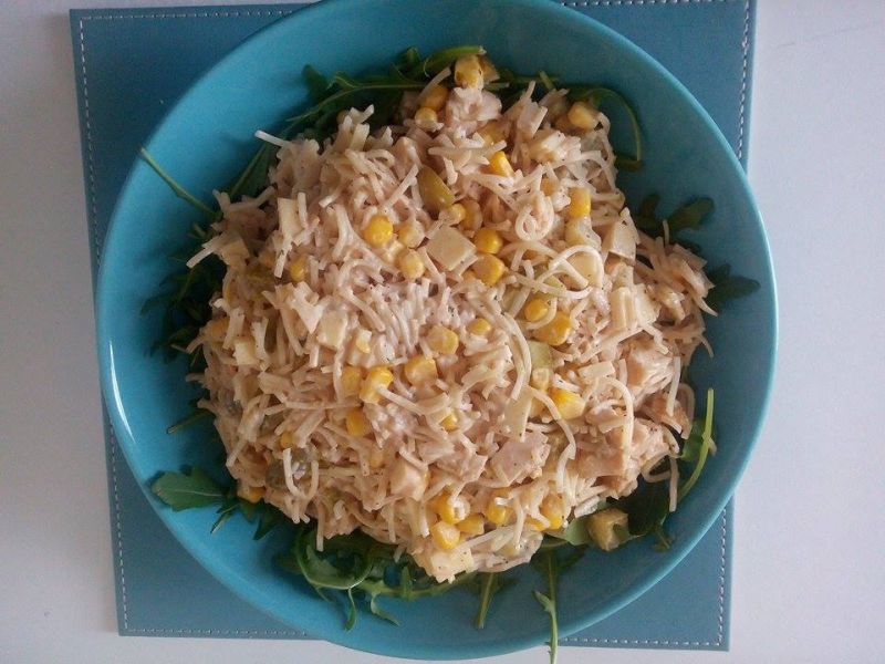 Szybka sałatka z kurczakiem i makaronem