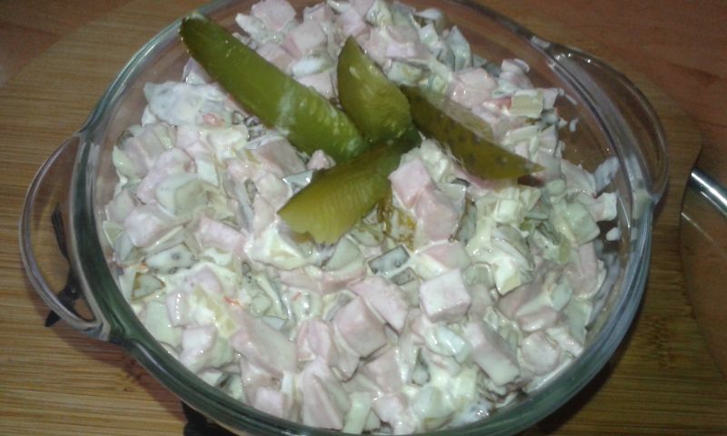 Szybka sałatka z mortadelą