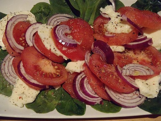 Szybka sałatka z pomidorem na szpinaku Szybka sałatka z pomidorem na szpinaku