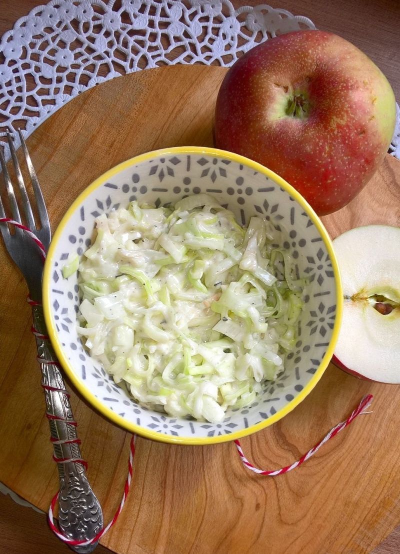 Szybka sałatka z pora z dodatkiem suszonej bazylii