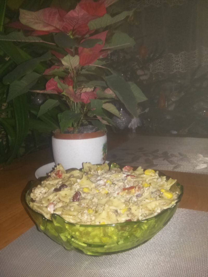 Szybka sałatka z sosem czosnkowym