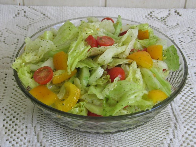 Szybka sałatka z sosem koperkowo-ziołowym