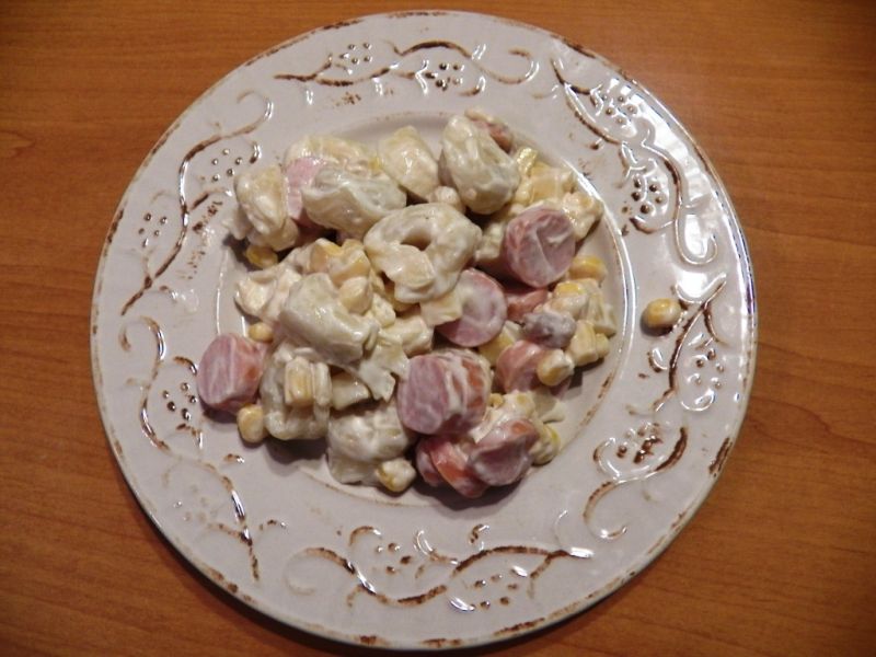 Szybka sałatka z tortellini i parówkami Szybka sałatka z tortellini i parówkami