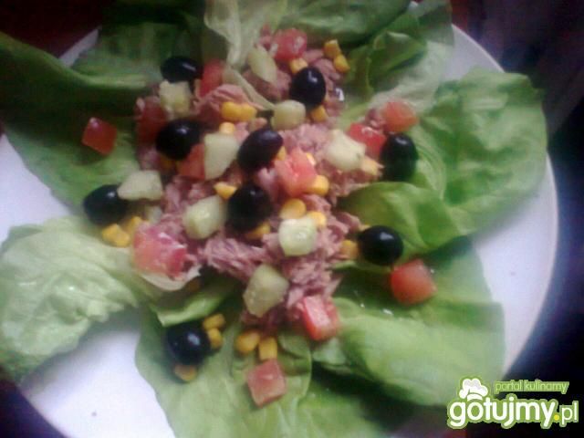 Szybka sałatka z tuńczykiem na sałacie Szybka sałatka z tuńczykiem na sałacie