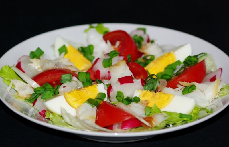 Szybka sałatka z wędzonym halibutem