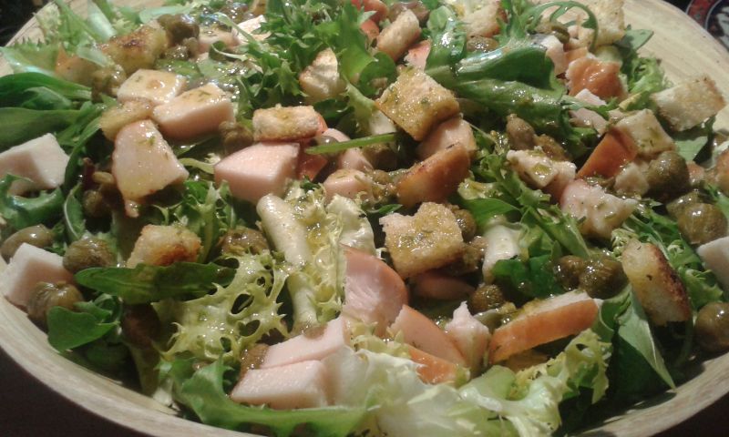 Szybka sałatka z wędzonym kurczakiem i grzankami