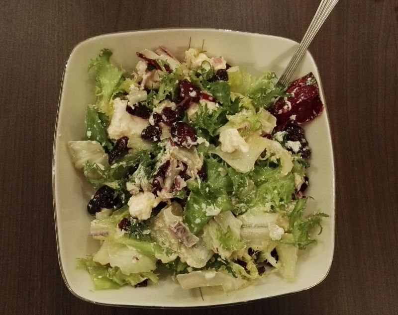 Szybka sałatka z żurawiną i fetą