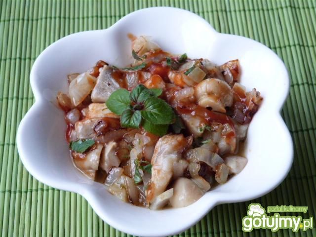 Szybka sałatka ze śledzi i pieczarek