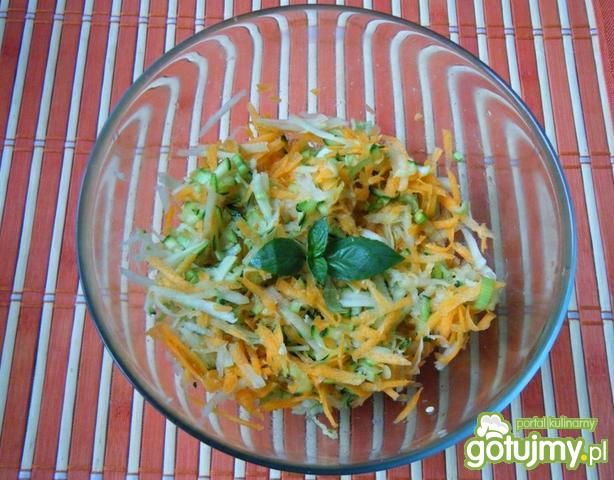 Szybka surówka z kalarepy i cukinii