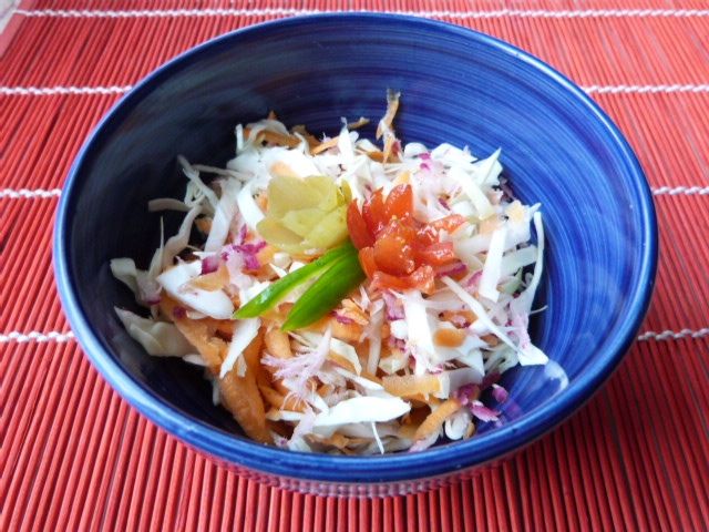 Szybka surówka z kapusty i rzodkiewki Szybka surówka z kapusty i rzodkiewki