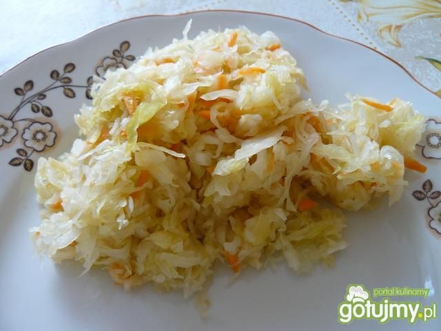 Szybka surówka z kapusty kiszonej.