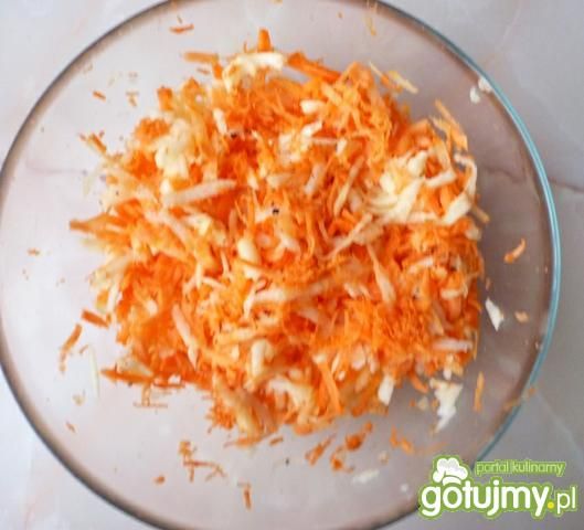 Szybka surówka z marchewki i jabłka