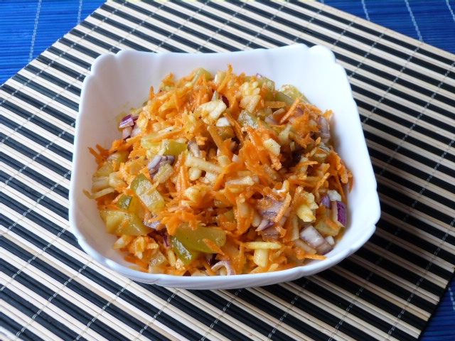 Szybka surówka z marchewki i kiszonych ogórków