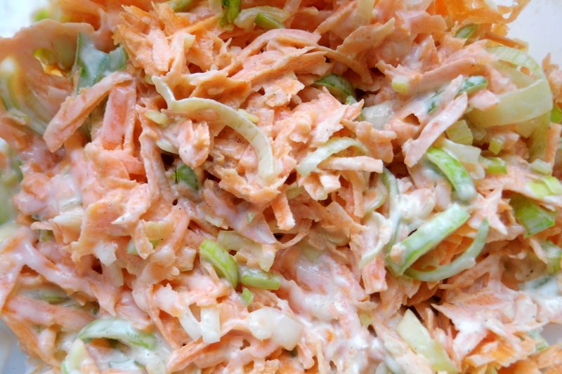 Szybka Surówka z Marchwi i Pora