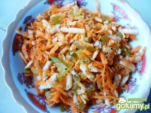 Szybka surówka z ogórka i marchewki