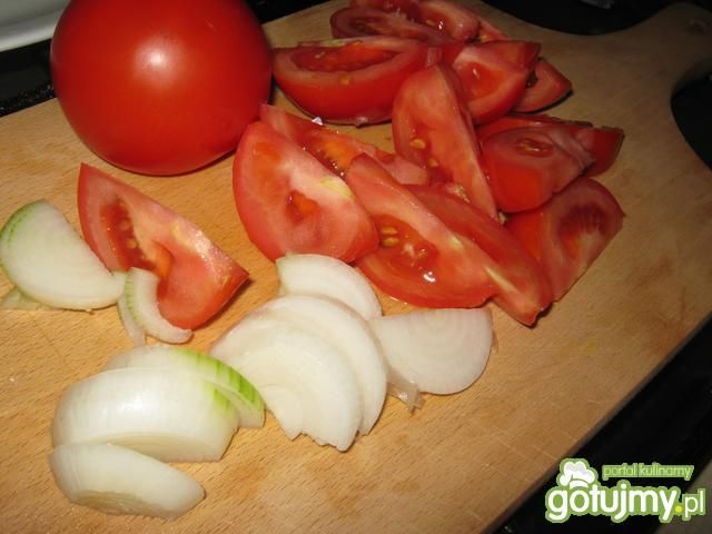 szybka surówka z pomidorów i cebuli
