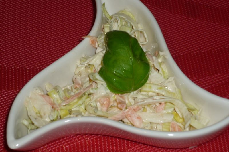 Szybka surówka z porem, selerem i marchewką