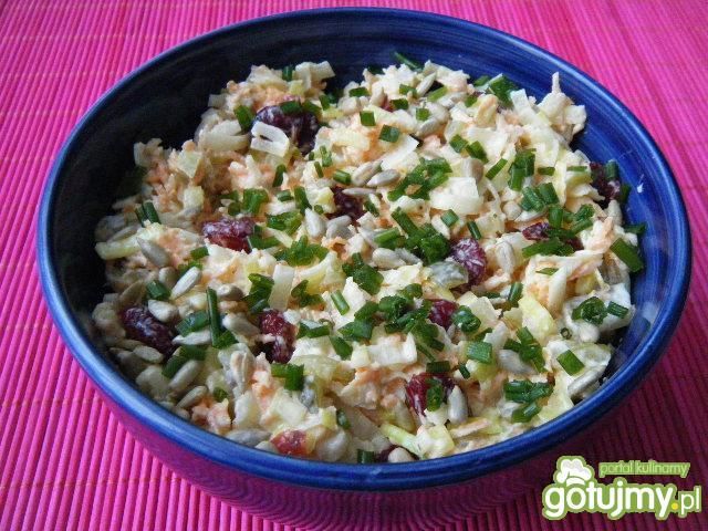 Szybka surówka z pory z suszoną żurawiną