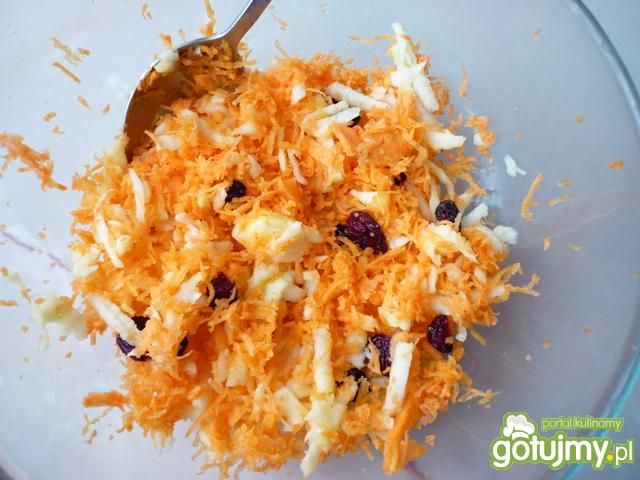 Szybka surówka z suszoną żurawiną Szybka surówka z suszoną żurawiną