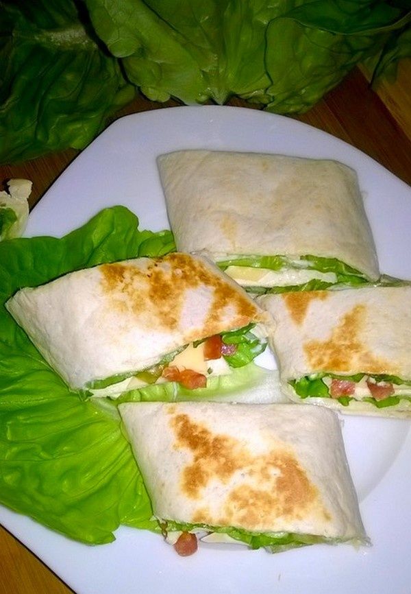 Szybka tortilla z kabanosem i ogórkiem Szybka tortilla z kabanosem i ogórkiem