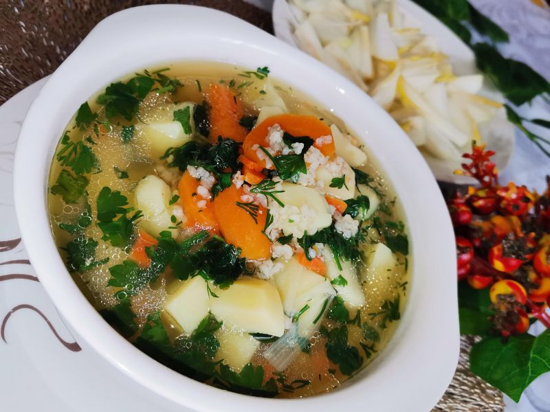 Szybka zupa krupnik na porcjach rosołowych.