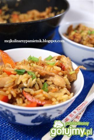 Szybki chiński smażony ryż z kurczakiem 