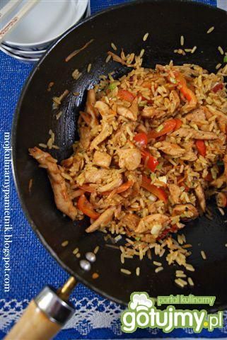 Szybki chiński smażony ryż z kurczakiem 