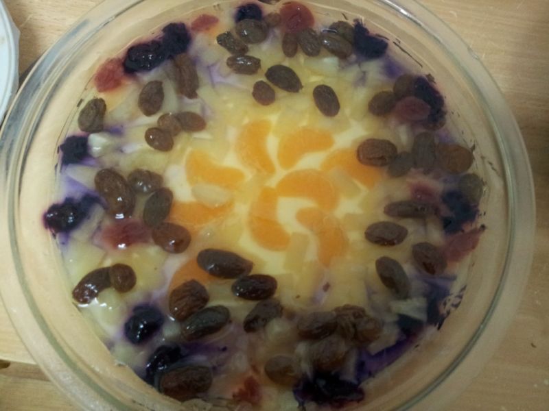 Szybki deser jogurtowy z ananasem oraz rodzynkami