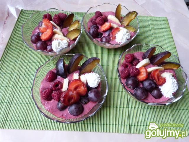Szybki deser malinowy z owocami