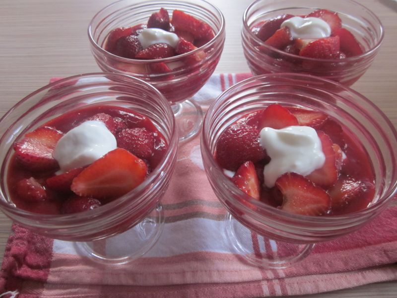 Szybki deser truskawkowo - jogurtowy