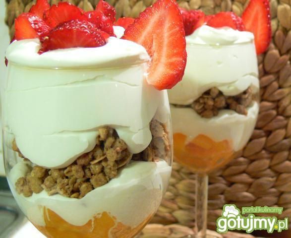 Szybki deserek z bitą śmietaną Szybki deserek z bitą śmietaną