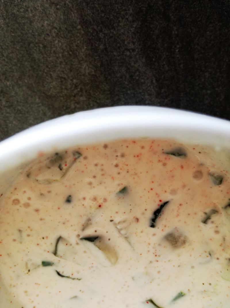 Szybki dip z ogórkiem małosolnym Szybki dip z ogórkiem małosolnym