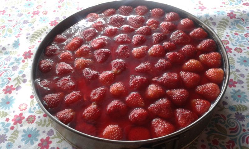 Szybki i lekki sernik z truskawkami Szybki i lekki sernik z truskawkami