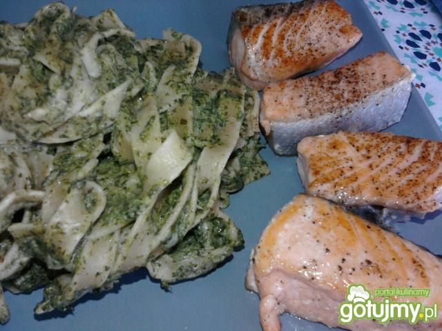 Szybki łosoś z makaronem i szpinakiem Szybki łosoś z makaronem i szpinakiem