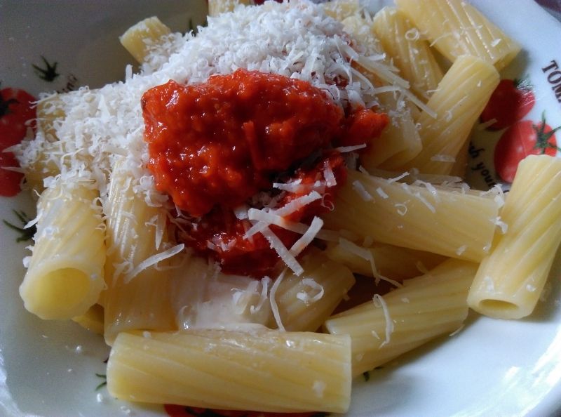 Szybki makaron z ajvarem i parmezanem