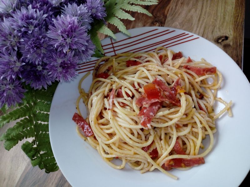 Szybki makaron z salami i pomidorem Szybki makaron z salami i pomidorem