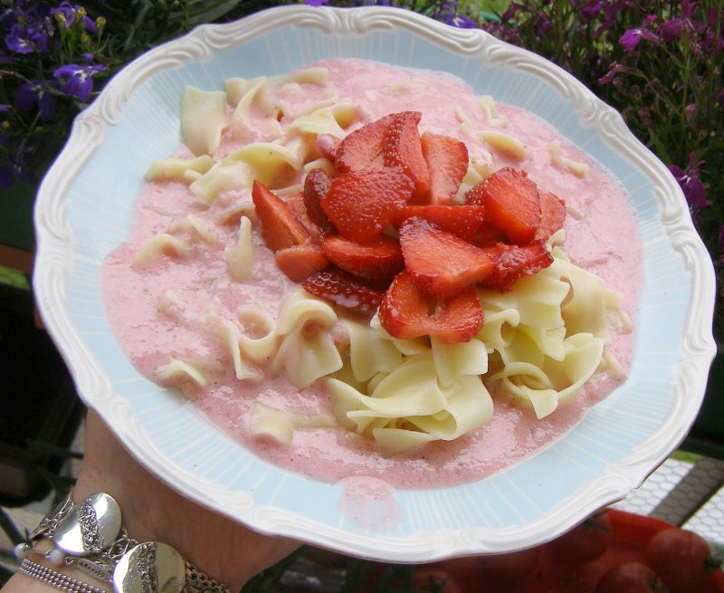 Szybki makaron z sosem truskawkowym na maślance