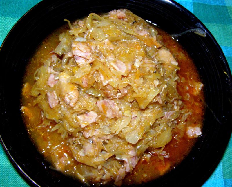 Szybki, prosty z kiełbaską bigos