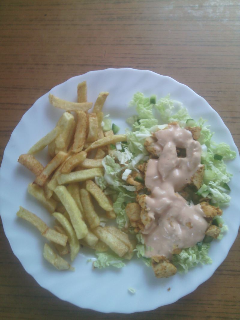 Szybki, smaczny kebab na talerzu