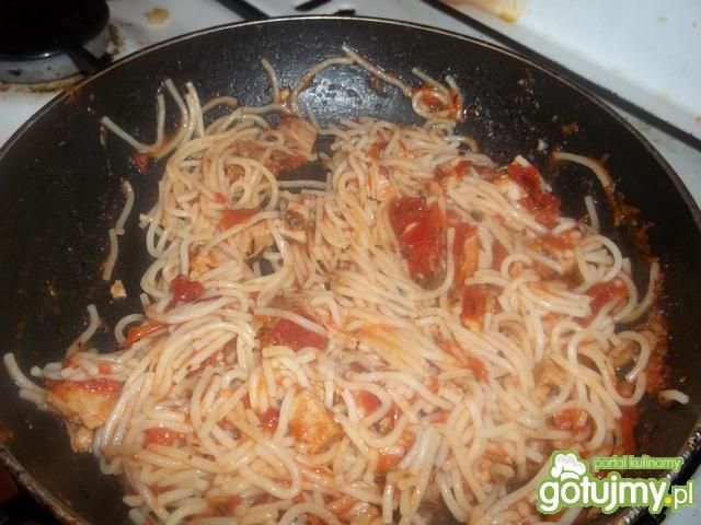 Szybki sos pomidorowy z szynką