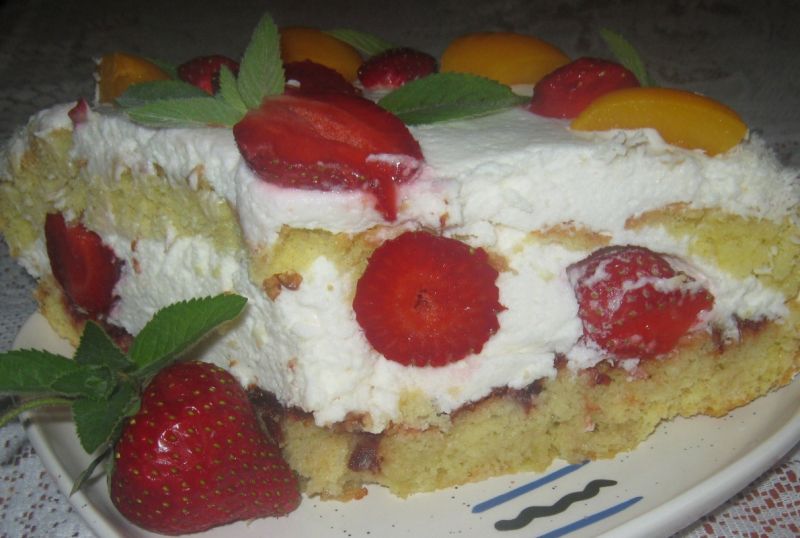 Szybki torcik z truskawkami