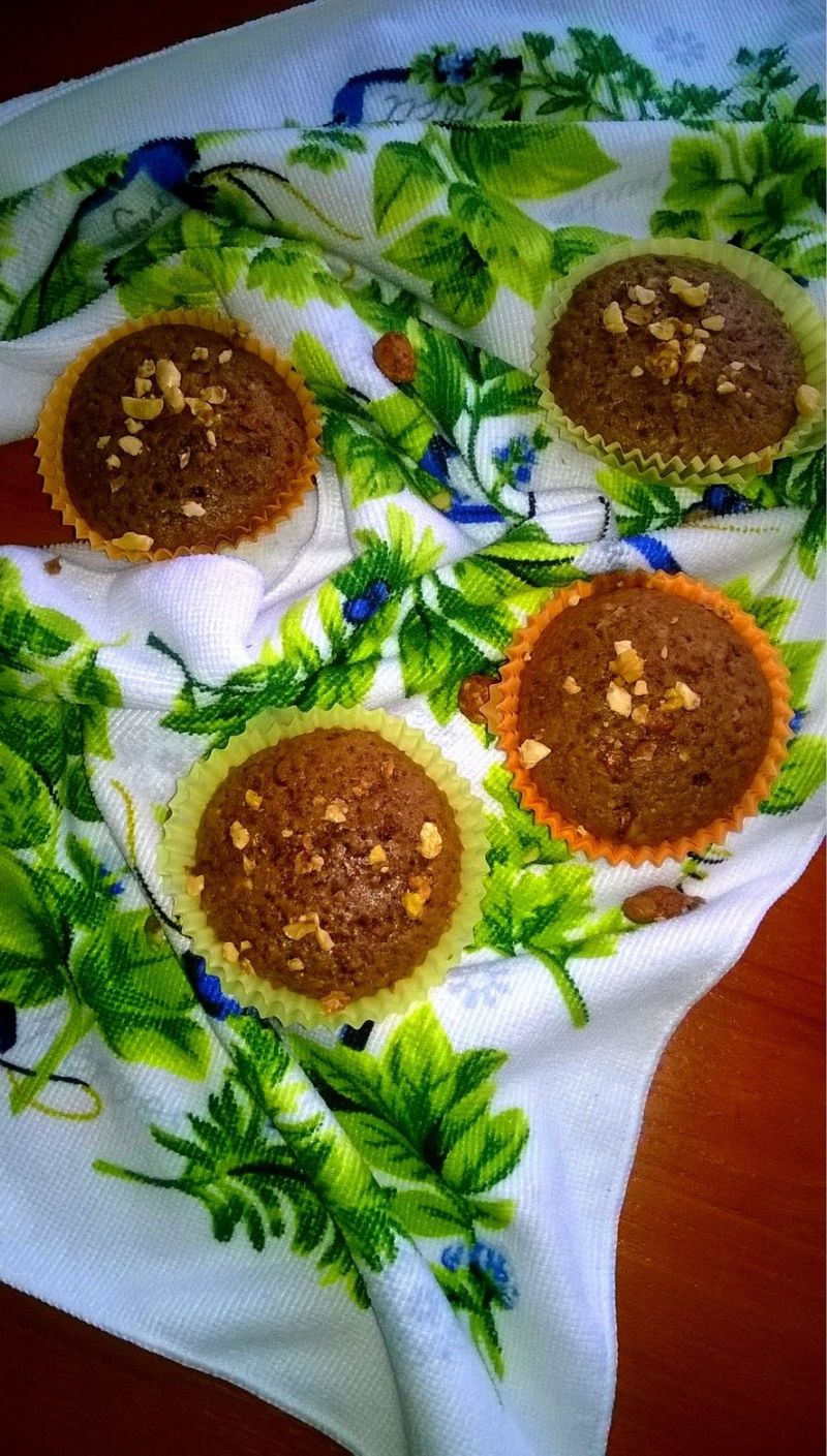 Szybkie babeczki z karmelową nutą i orzechami Szybkie babeczki z karmelową nutą i orzechami