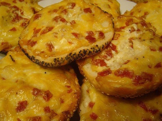 Szybkie bułeczki zapiekane z salami Szybkie bułeczki zapiekane z salami