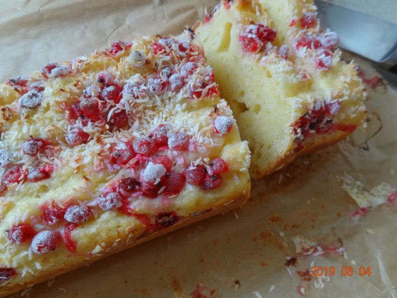 Szybkie ciasto z czerwoną porzeczką i kokosem 