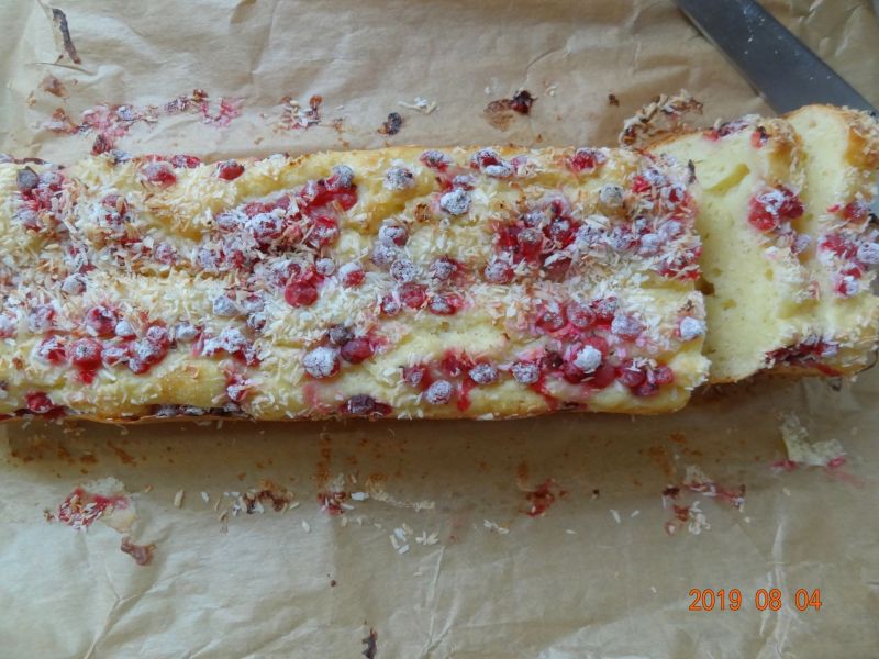 Szybkie ciasto z czerwoną porzeczką i kokosem 